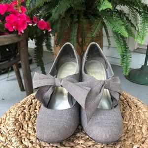 Closed Toe Heels with Bow